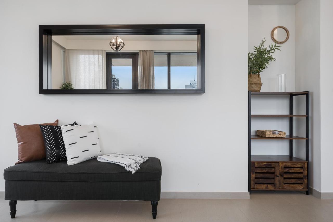 Breathtaking City Views From Dt Apt With Terrace Dubai Exterior photo