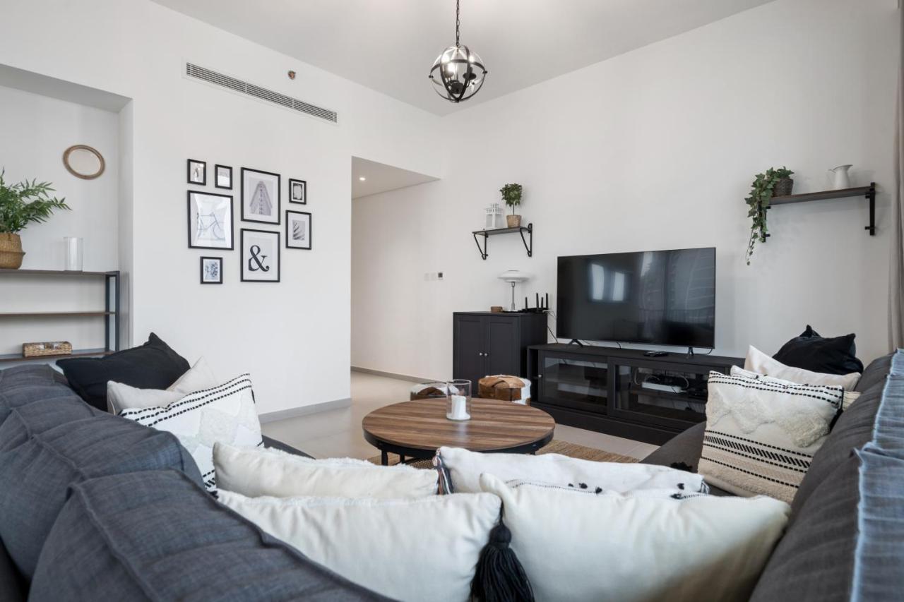 Breathtaking City Views From Dt Apt With Terrace Dubai Exterior photo